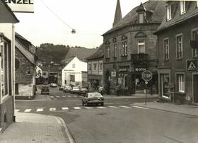 Die Kreuzung Achtstraße/ Schneewiesenstraße/ Maiwiese in Birkenfeld 1982.