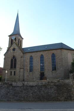 Die Protestantische Kirche in Heimkirchen ist namensgebend für den Ort. Die heutige Kirche wurde 1877/78 errichtet.
