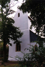 Das Bild zeigt einen Blick auf den Turm der evangelischen Kirche in Zotzenheim.