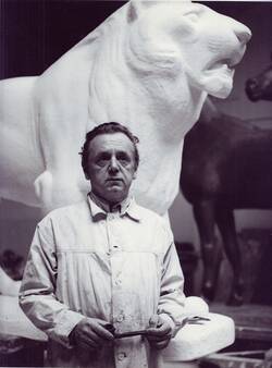 Philipp Harth in seinem Berliner Atelier 1940, hinter ihm das Gipsmodell seines "Löwen".