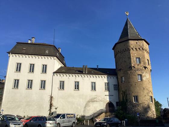 Die kurfürstliche Burg Linz ist eine Wasserburg in Linz am Rhein und wurde Mitte des 14. Jahrhunderts errichtet