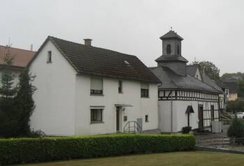 Haus Nr. 30 im Unterdorf im Jahr 2020, dahinter H31 Backes/Alte Schule, heute Gemeindehaus.