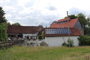 auch Buchenmühle genannt. Eingeschossiges Wohnhaus aus der 2. Hälfte des 18. Jahrhunderts. Scheune und Mühlengebäude wohl aus der 1. Hälfte des 19. Jahrhunderts.