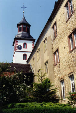 Das Bild zeigt die Spitze des Kirchturmes der evangelischen Kirche in Partenheim.