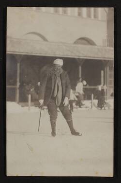 Cornelius Wilhelm von Heyl in St. Moritz auf Schlittschuhen, 1910