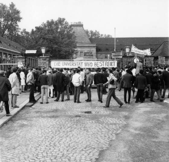 Streikende Menschenmenge vor dem Eingangstor des Haupteingangs der Johannes Gutenberg-Universität Mainz