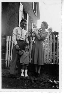Familie Gregor Neuroth im Jahr 1953 vor H43