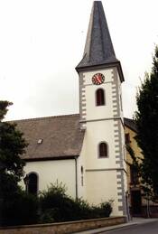 Das Bild zeigt eine Ansicht der evangelischen Kirche in Heimersheim.