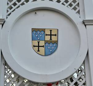 Wappen der Dalberger an einem Pavillon im Herrnsheimer Schlosspark