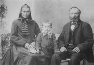 Großeltern Anna Katharina und Nikolaus Becher mit ihrem Enkel Josef