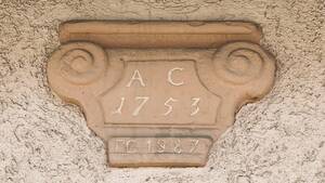 Volutenstein, bez. 1753, als Spolie an der Hochstraße Nr. 16a.