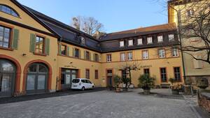 Der hintere Schlosshof wird durch die ehemalige Remise, einem Wirtschaftsgebäude mit Unterstand, sowie der Stallung abgeschlossen. Die Gebäude wurden Anfang des 19. Jahrhunderts umgebaut.