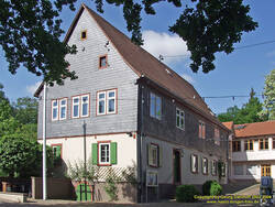 Das Bild zeigt das Rathaus in Gau-Bischofsheim.
