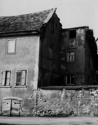 Wohnhaus des Bäckers (links) u. vermauerter Eingang zur Brunnenstube (rechts in der Mauer)