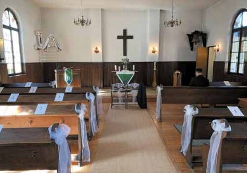 Abb. 4: Der Innenraum des Kirchleins ist für eine Hochzeit geschmückt, 2019