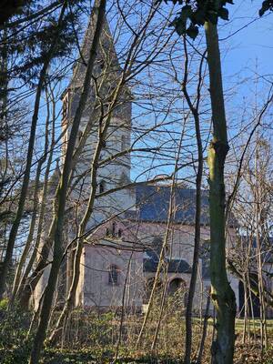 Die evangelische Gottliebenkapelle in Herrnsheim ist ein vierseitiger, neuromanischer Komplex mit Kirche und Kreuzgang