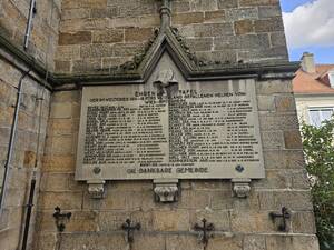 Denkmaltafel für die Gefallenen des Ersten Weltkriegs an der katholischen Kirche St. Martin in Wiesoppenheim.