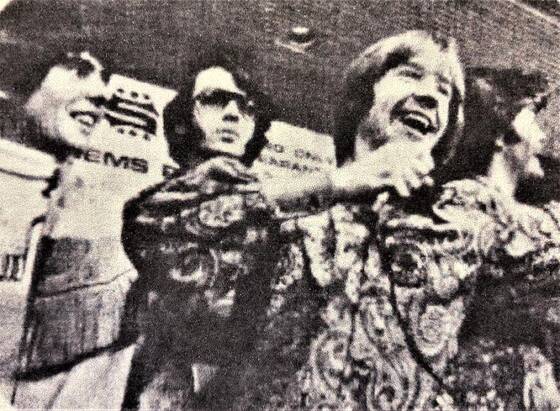 Peter Tork (mit Mikrophon)