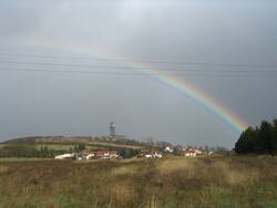 Grube Amalienhöhe/Dr. Geier nördlich von Waldalgesheim unter einem Regenbogen. Der Förderturm wurde 2014 abgerissen.