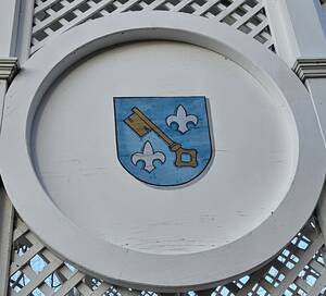 Wappen der Freiherren von Heyl an einem Pavillon im Herrnsheimer Schlosspark