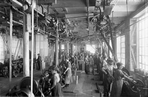Das Bild zeigt die Granatenproduktion bei den umgerüsteten Lederwerken C. Heyl, um 1917.