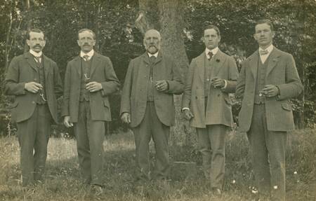 Vater Johann Paulinus Dennebaum mit seinen vier Söhnen 1911