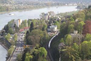 Das Bild zeigt die Rheinpromenade von Oberwinter