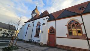 In umfangreichen Umbauarbeiten wurde ab 1903 der alte Chor nach Osten versetzt und auf beiden Seiten zwei neue Türme errichtet. Zwischen dem alten Kirchenteil und dem versetzten Chor wurde ein neugotisches Querschiff errichtet, das die beiden Teile miteinander verbindet.