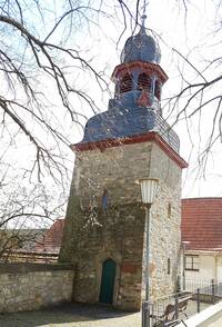 Der "schiefe Turm von Gau-Weinheim". Eckturm der ehemaligen Friedhofsbefestigung.