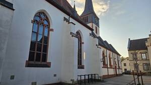 Die katholische Pfarrkirche St. Peter in Herrnsheim ist eine eindrucksvolle Dorfkirche inmitten des historischen Ortskerns. Im Laufe der Jahrhunderte erfuhr die Pfarrkirche zaahlreiche UMbauten und vereint unterschiedliche Kunstepochen. Die ältesten erhaltenen Teile der Kirche sind romanisch und stammen aus dem ersten Viertel des 13. Jahrhunderts, während zuletzt 1903/04 eine umfangreiche Erweiterung der Kriche nach Osten im neugotischen Stil durchgeführt wurde.