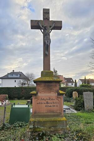 Sandsteinkreuz mit gusseisernem Christuskorpus auf dem Weinsheimer Friedhof von 1883.
