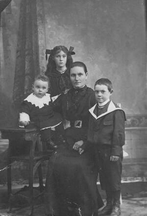 Katharina Herrmann mit den drei ältesten Kindern