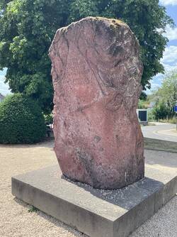 Der Tränenbaum in Rheinbreitbach dient als Denkmal für die Opfer des Zweiten Weltkrieges