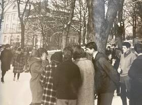 Otmar Seul (rechts) auf dem Schulhofes des Gymnasiums Birkenfeld.