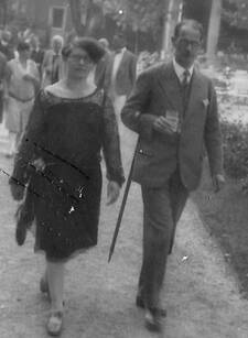 Die Eheleute Berta (1889-1948) und Simon Hecht (1884-1950) auf der Kurpromenade in Bad Ems Anfang der 1930er Jahre