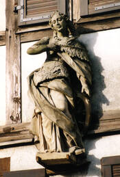 Das Bild zeigt die Katharinenfigur der Gebr. Hiernle in Mainz.