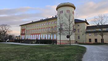 Das Schlossgebäude stammt aus der ersten Hälfte des 18. Jahrhunderts und wurde Anfang des 19. Jahrhunderts umfassend erneuert und umgebaut. Das heutige Aussehen des Schlosses wird vor allem durch die Umgestaltung des Gebäudes im Empire-Stil zwischen 1837 und 1844 geprägt.