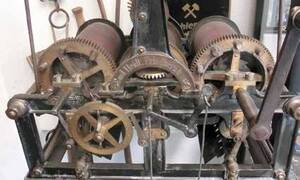 Abb. 1: Dieses Uhrwerk trieb früher die Uhr im Turm der alten Schule (jetzt Wilhelm-Spies-Haus) an.