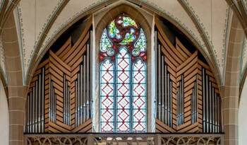 Die Orgel der Firma Klais auf der Empore der Zornheimer Pfarrkirche.