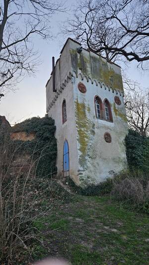 Der Schillerturm ist ein spätgotischer Turm im Herrnsheimer Schlosspark und ein Überrest der mittelalterlichen Ortsbefestigung. Der Turm wurde 1789 romantisierend umgebaut und bei der Umgestaltung des Schlossparks Ende des 18. Jahrhunderts in die Parkgestaltung miteinbezogen.