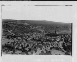 Historisches Luftbild von Waldalgesheim von 1931 mit den alten Kirchen. Im Hintergrund links die Grube Amalienhöhe/Dr. Geier.