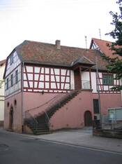 Das Bild zeigt das Nieder-Flörsheimer Rathaus