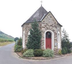Die Bracherkapelle in den Weinbergen oberhalb von Ellenz-Poltersdorf