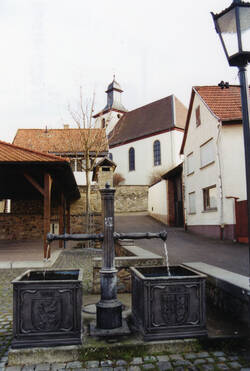 Das Bild zeigt einen Brunnen in Aspisheim