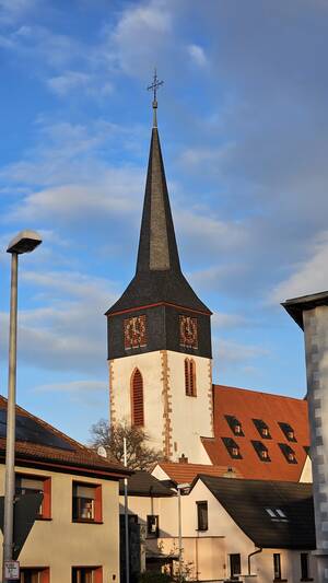 Die katholische Pfarrkirche St. Peter in Herrnsheim ist eine eindrucksvolle Dorfkirche inmitten des historischen Ortskerns. Im Laufe der Jahrhunderte erfuhr die Pfarrkirche zaahlreiche UMbauten und vereint unterschiedliche Kunstepochen. Die ältesten erhaltenen Teile der Kirche sind romanisch und stammen aus dem ersten Viertel des 13. Jahrhunderts, während zuletzt 1903/04 eine umfangreiche Erweiterung der Kriche nach Osten im neugotischen Stil durchgeführt wurde.