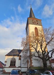 Der ursprünglich romanische Turm der Pfarrkirche wurde 1906 erhöht und erhielt einen neuen Turmhelm.