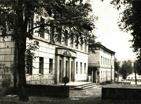 Vorderfront des Gymnasium-Gebäudes (ehemalige Kaserne) in Birkenfeld.