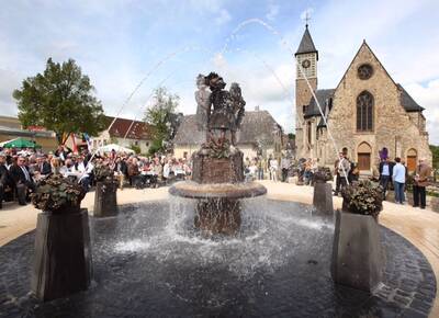 Der umgestaltete Lindenplatz mit Drei-Grazien-Brunnen bei der Einweihungsfeier 2015.