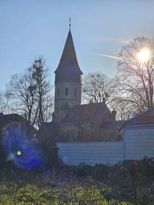 Die evangelische Gottliebenkapelle in Herrnsheim ist ein vierseitiger, neuromanischer Komplex mit Kirche und Kreuzgang.