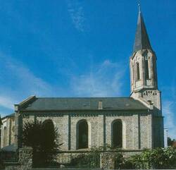 Das Bild zeigt die Seitenansicht der Evangelischen Kirche in Bingen.